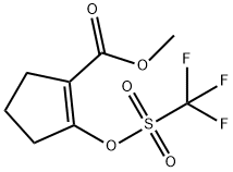 甲基 2-(((三氟甲基)磺酰)氧代)环戊二烯-1-烯甲酸基酯 结构式