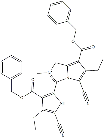 7-(Benzyloxycarbonyl)-5-cyano-6-ethyl-2-methyl-3-[3-(benzyloxycarbonyl)-5-cyano-4-ethyl-1H-pyrrol-2-yl]-1H-pyrrolo[1,2-c]imidazol-2-ium 结构式