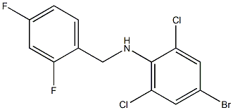 4-bromo-2,6-dichloro-N-[(2,4-difluorophenyl)methyl]aniline 结构式