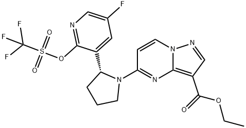 ethyl (R)-5-(2-(5-fluoro-2-(((trifluoromethyl)sulfonyl)oxy)pyridin-3-yl)pyrrolidin-1-yl)pyrazolo[1,5-a]pyrimidine-3-carboxylate 结构式