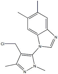 1-[4-(chloromethyl)-1,3-dimethyl-1H-pyrazol-5-yl]-5,6-dimethyl-1H-1,3-benzodiazole 结构式