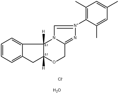 (5AR,10BS)-2-均三甲基苯基-4,5A,6,10B-四氢茚并[2,1-B][1,2,4]三唑并[4,3-D][1,4]恶嗪-2-鎓氯化物水合物 结构式