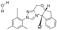 (+)-(5AR,10BS)-5A,10B-二氢-2-(2,4,6-三甲基苯基)-4H,6H-茚并[2,1-B][1,2,4]三唑[4,3-D][1,4]氯化恶唑鎓一水合物 结构式