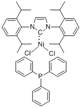 [1,3-双(2,6-二异丙基苯基)咪唑-2-甲叉基]三苯基膦二氯化镍(II) 结构式