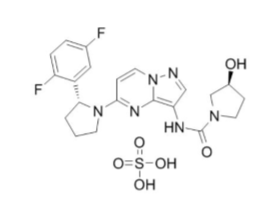 (3S)-N-[5-[(2R)-2-(2,5-二氟苯基)-1-吡咯烷基]吡唑并[1,5-A]嘧啶-3-基]-3-羟基-1-吡咯烷甲酰胺硫酸盐,LOXO-101 (sulfate)