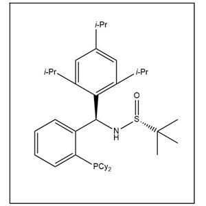 S(R)]-N-[(R)-[2,4,6-(三异丙基苯基)甲基]-4-甲氧基苯基][2-(二环己基膦)苯基]甲基]-2-叔丁基亚磺酰胺