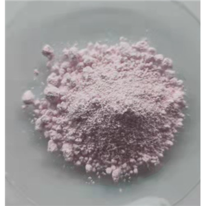 氧化铒是一种粉红色粉末，化学式为Er2O3。氧化铒 它微溶于无机酸，不溶于水，加热至1300℃时转变为六方体结晶，且不熔融