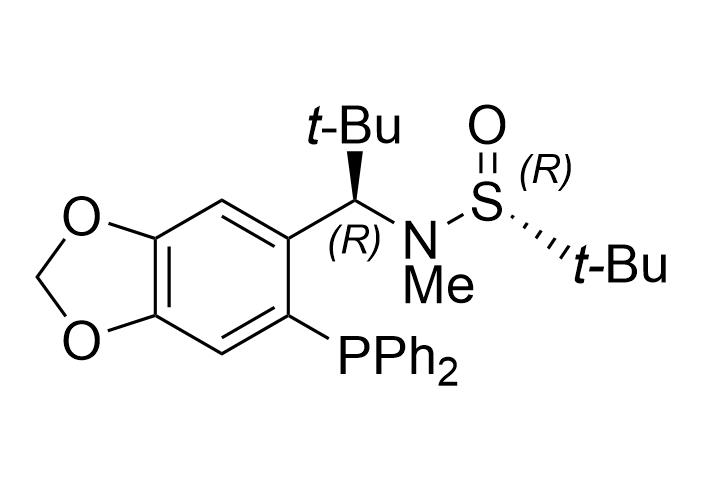 S(R)]-N-[(R)-[6-(二苯基膦)苯并[d][1,3]-二氧戊环-5基]-1-苯基甲基]-N-甲基-2-叔丁基亚磺酰胺,S(R)]-N-[(R)-[6-(Diphenylphosphino)benzo[d][1,3]dioxol-5-yl]-1-phenyl-2,2-dimethylpropyl]-N,2-dimethyl-2-propanesulfinamide